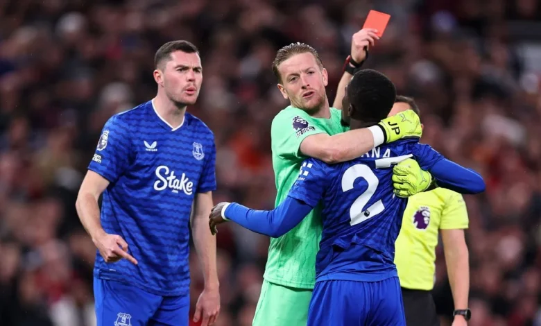 Everton's Gueye sent off after slapping teammate