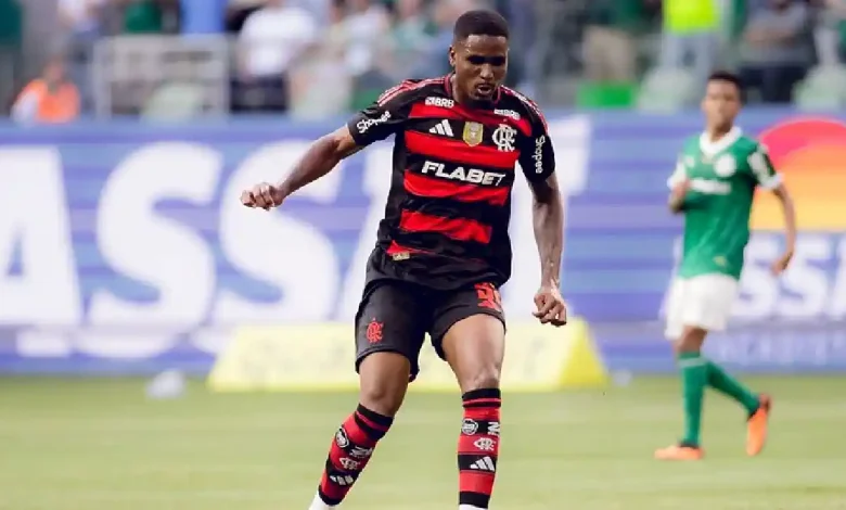 Evertton Araújo ganha minutos no Flamengo diante do Bragantino