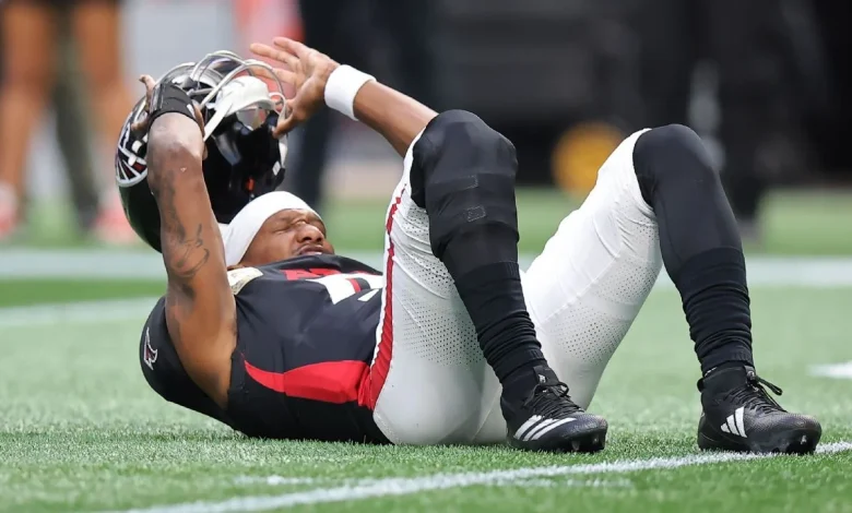Falcons' Penix hurts knee, exits against Panthers