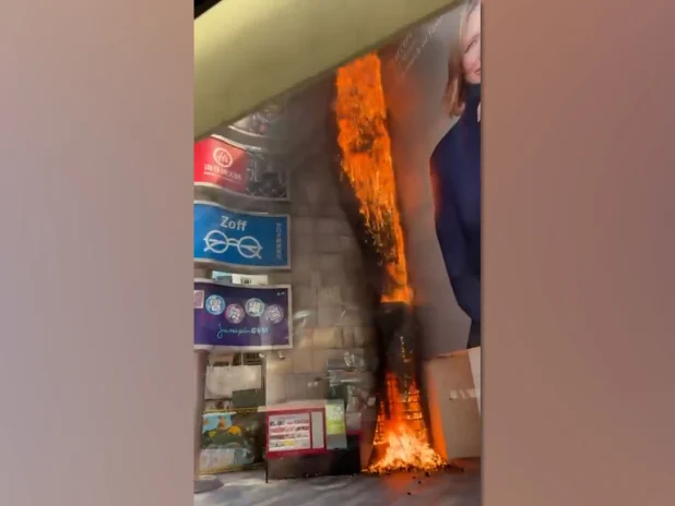 Fire Breaks Out on Artificial Grass Wall in Causeway Bay