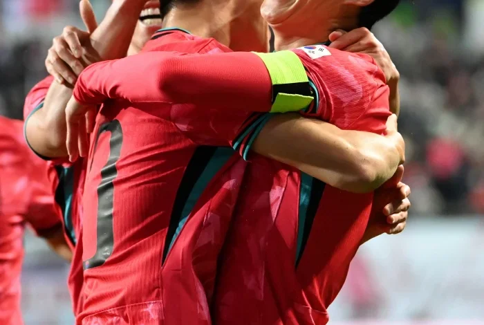First goal Son Heung-min and Lee Jae-sung hug each other