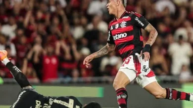 Fla vence com drama no fim, segue colado ao Palmeiras e afunda Santos no Z4