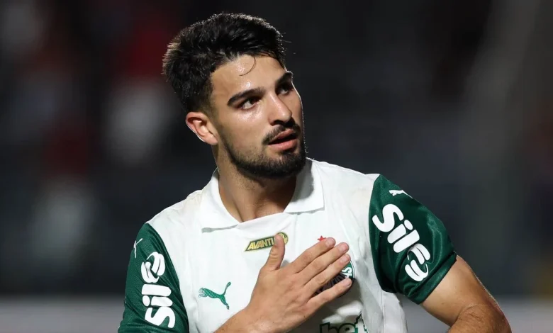 Flaco López desembarca no Brasil após amistoso da Argentina e fica à disposição do Palmeiras para clássico com o Santos