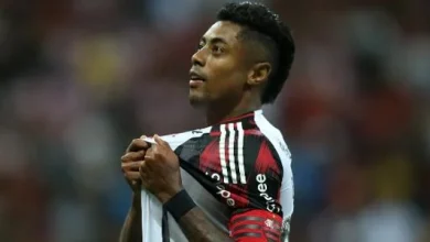 Flamengo aproveita expulsões, rebaixa Sport, assume ponta e seca Palmeiras