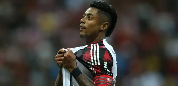 Flamengo aproveita expulsões, rebaixa Sport, assume ponta e seca Palmeiras