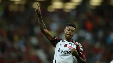 Flamengo goleia, rebaixa Sport e seca o Palmeiras para se manter na liderança