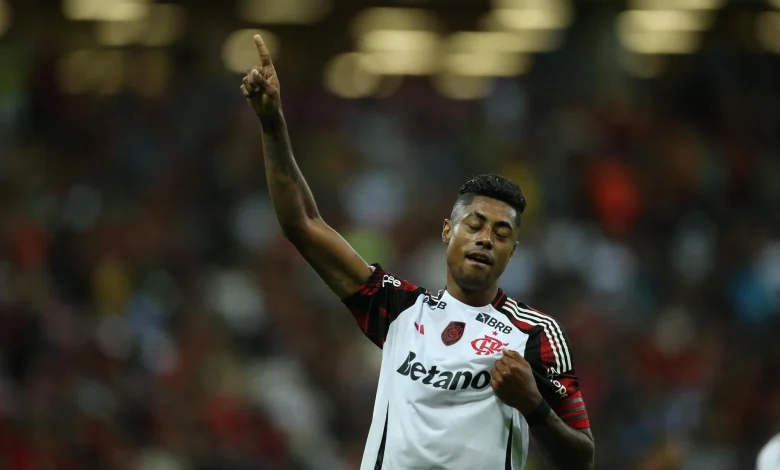 Flamengo goleia, rebaixa Sport e seca o Palmeiras para se manter na liderança