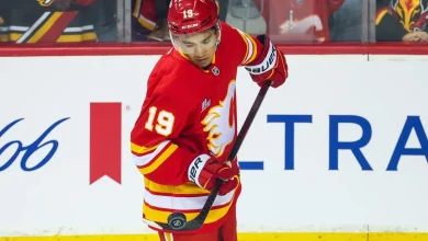 Flames’ Zayne Parekh leaves game vs. Blackhawks with upper-body injury