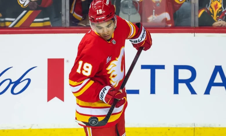 Flames’ Zayne Parekh leaves game vs. Blackhawks with upper-body injury