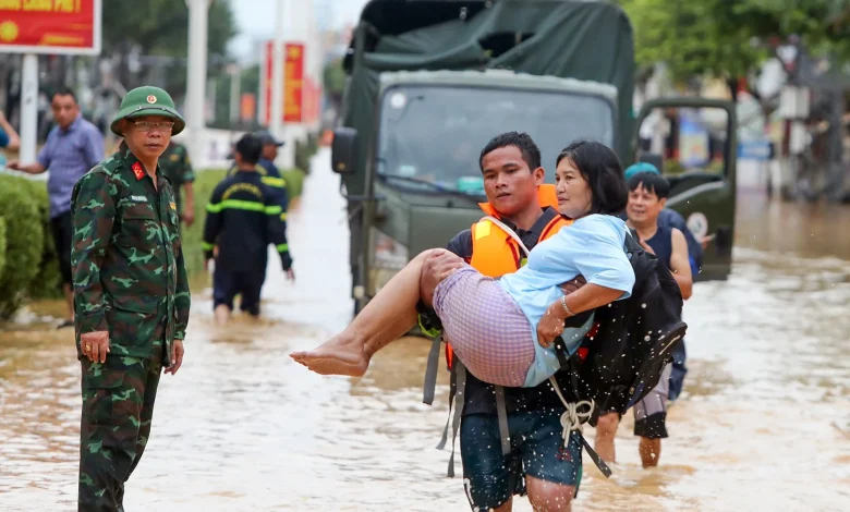 Flash floods submerge western Nha Trang, rescue teams rush to evacuate