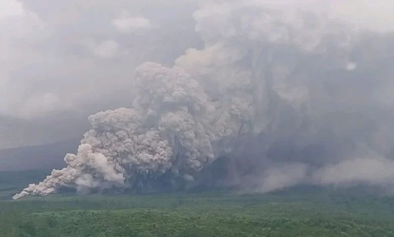Flight warning for Australia after massive volcano eruption in Indonesia