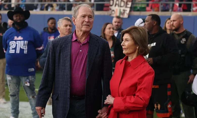 Former U.S. president does coin toss at Dallas Cowboys-Arizona Cardinals game