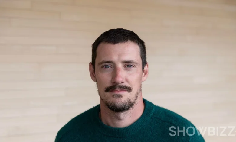 Frédéric Millaire Zouvi défile sur un tapis rouge avec son amoureuse bien connue