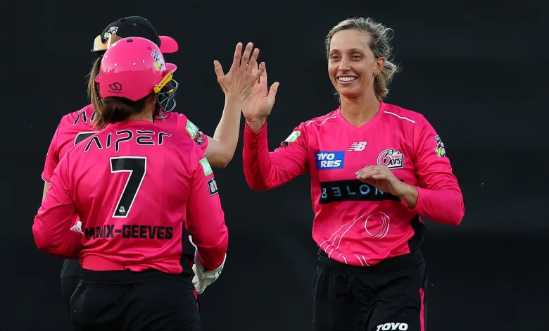 Gardner shines on captaincy debut in Scorchers demolition