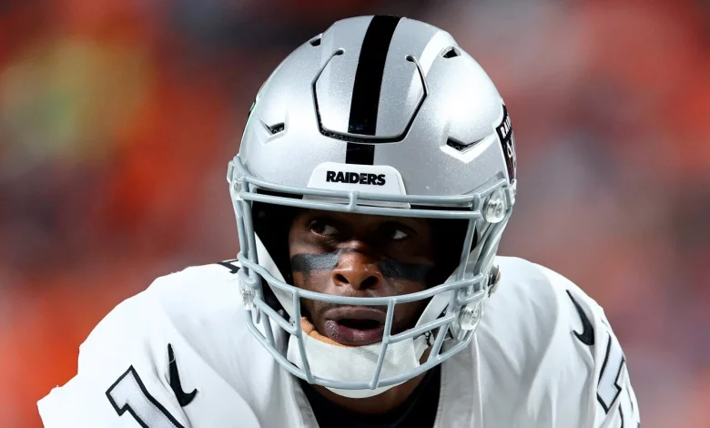 Geno Smith leaves with an apparent right leg injury