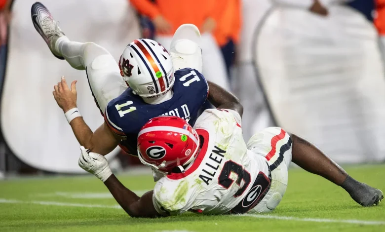 Georgia Linebacker Suffers Injury in Matchup vs Texas Longhorns