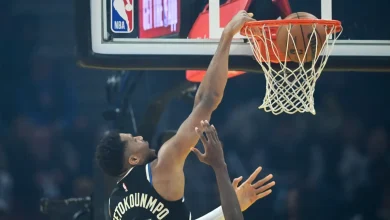 Giannis Antetokounmpo leaves the Bucks-Cavaliers game in the second quarter