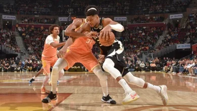 Giannis (groin) leaves Bucks' game vs. Cavs