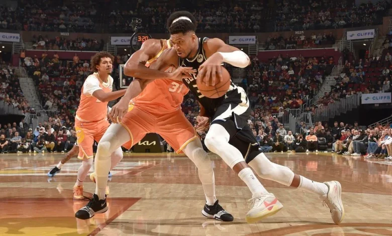 Giannis (groin) leaves Bucks' game vs. Cavs