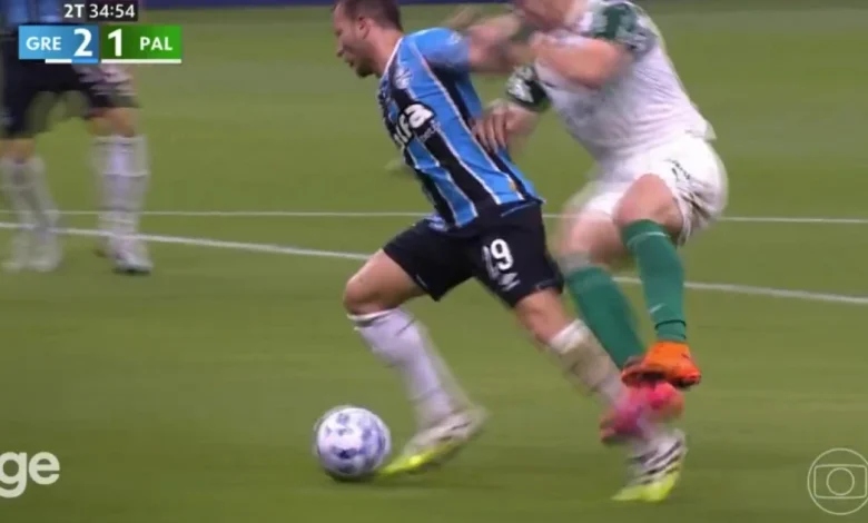 Giay deveria ser expulso em Grêmio x Palmeiras? Comentarista de arbitragem responde