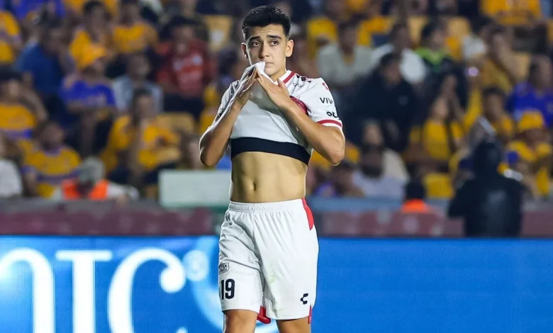 Gilberto Mora fue operado de la mano izquierda