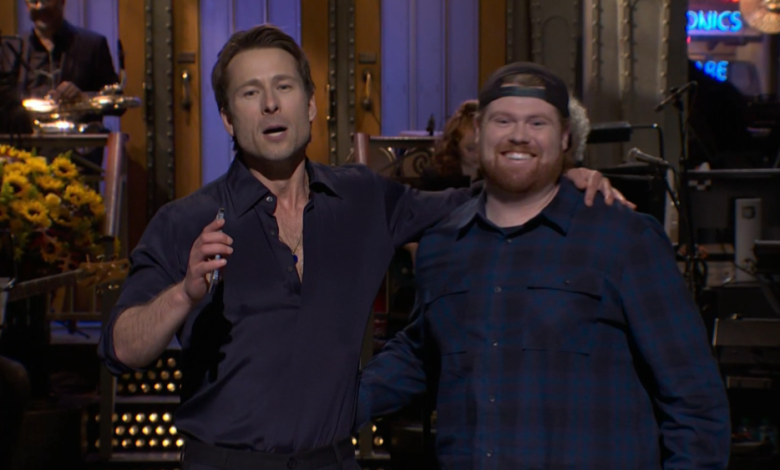 Glen Powell Brings His UPS Driver to Crash ‘SNL’ Monologue: ‘He Thought It Was a Scam, But He Still Came’