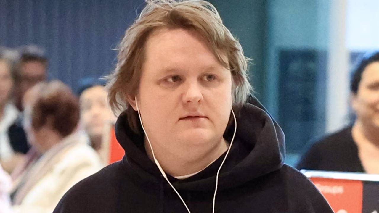 Global star’s chaotic arrival in Sydney