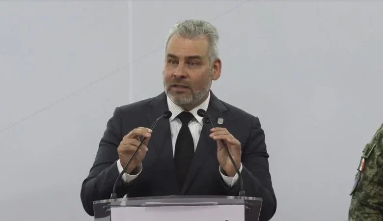 Gobernador de Michoacán dice que hay "indicios" de que el crimen organizado está detrás del asesinato de Carlos Manzo