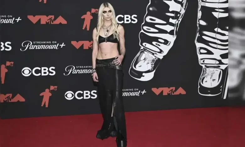 Gossip Girl Star Reaches #1 on the Billboard Chart