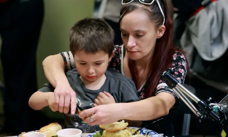 'Great day to give back': Homeless Utahns served Thanksgiving meals, more at Rescue Mission