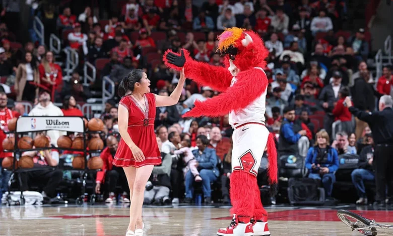Halftime legend Red Panda returns to basketball court after injury hiatus