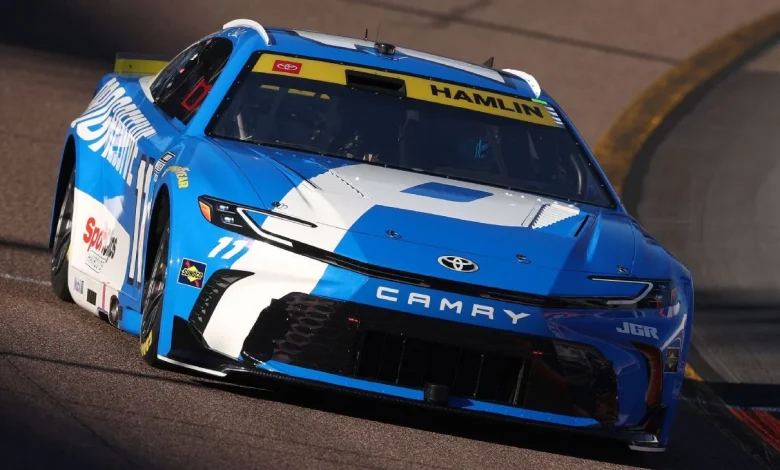 Hamlin wins pole for NASCAR's playoff finale