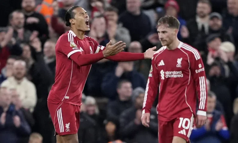 Harde kritiek op Van Dijk na bijzondere actie: PSV pakt cadeautje uit