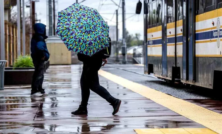 Heavy rain, strong winds hammer Sacramento. How long will showers last?