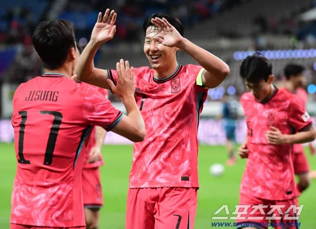 Hong Myung-bo, who returned to the bench four-back of 2nd-line Cho Ky