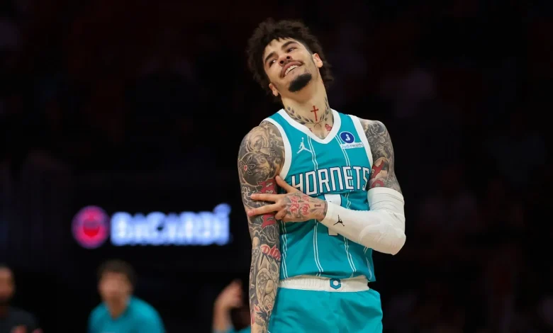 Hornets’ LaMelo Ball hilariously screams for ball before open drive