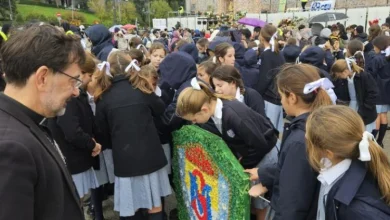 Irene, la niña que anima a visitar a la Almudena y Lilian, la madre que quiere conocer más de lo que aprenden sus hijos: historias de la ofrenda de flores