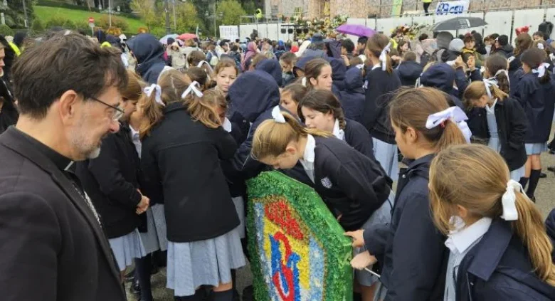 Irene, la niña que anima a visitar a la Almudena y Lilian, la madre que quiere conocer más de lo que aprenden sus hijos: historias de la ofrenda de flores