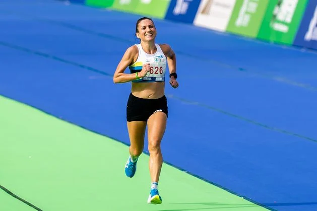 Irish Olympian and ultrarunner Caitríona Jennings breaks women’s 100-mile world record in Illinois