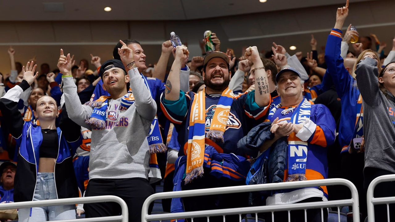 Islanders' Anders Lee and Bo Horvat want UBS Arena 'rocking' with fans this weekend