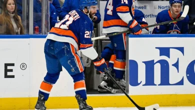 Islanders’ Kyle Palmieri gets injured, makes trick play to set up goal while limping off ice