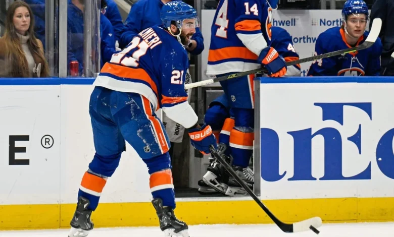 Islanders’ Kyle Palmieri gets injured, makes trick play to set up goal while limping off ice