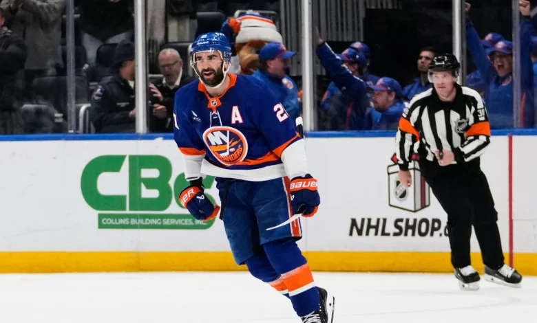 Islanders' Kyle Palmieri suffers torn ACL, out six to eight months