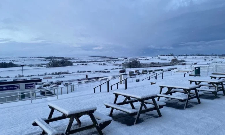 'It's a lovely sight for a photo, but not one we want to see for racing' - heavy snow forces Hexham to cancel Wednesday card