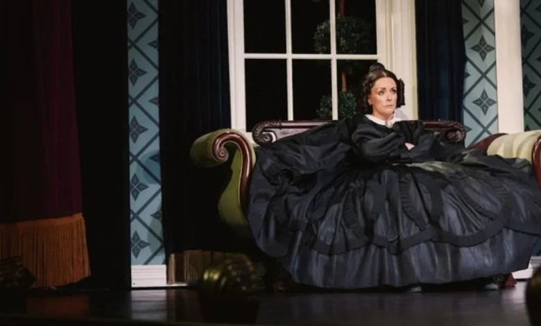 Jane Krakowski To Talk OH, MARY! on LATE NIGHT WITH SETH MEYERS