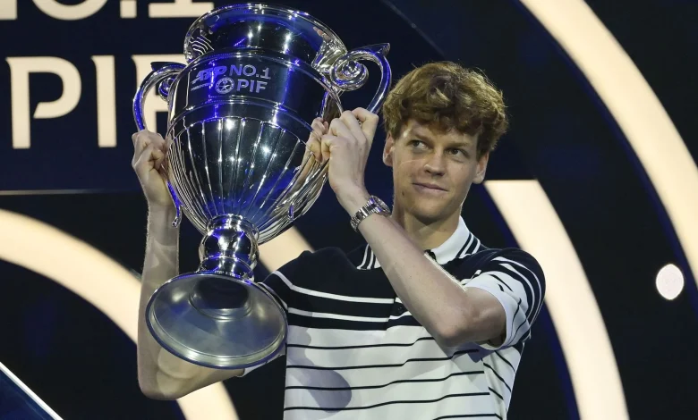 Jannik Sinner sorpassa Alcaraz e torna nº 1 del mondo, ma solo per una settimana: l'azzurro sarà re a fine 2025 se...