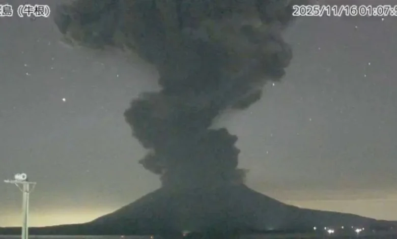 Japon : une gigantesque éruption secoue le volcan Sakurajima, la fumée s'élève à plus de 4 400 mètres d'altitude