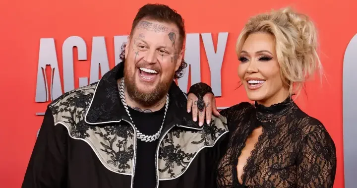 Jelly Roll shocks wife by shaving beard for 1st time after major weight loss