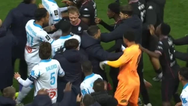 Jet de briquet, début de bagarre générale, Diouf en folie... Ça a chauffé après le deuxième but marseillais lors de Nice-OM