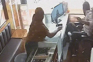 Jeweller thrashes woman who throws chilly powder at him, footage goes viral